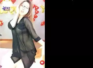 this hot vietnamese girl performs sexy dance on uplive