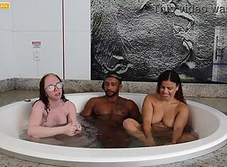 Wow! Két MILF kezel egy hatalmas faszt a szaunában! Sikítanak!