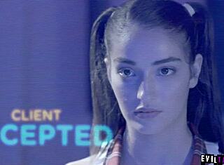 वाह, एमिली विलिस क्रिपी ओल्ड स्टीव होम्स के खिलाफ टोटली रॉक्स, अनरियल