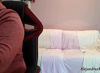 Scopo mio fratellastro mentre il patrigno è perso nella musica!