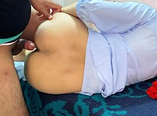 Malkin verführt Diener zu hartem Hindi-Audio-Fick