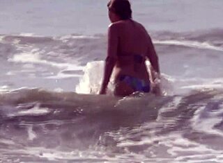 Nevastă latină matură de 58 ani se distrează pe plajă cu ejaculare mare pe pizdă păroasă!