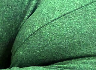 मेरी बहन को बेड पर लेटी हुई टाइट शॉर्ट्स में बड़ा कैमेलटो दिखाते हुए फिल्माया!