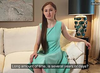 真正的处女Anna Sanglante在镜头前近距离展示处女膜