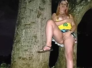 ela fica louca de tes�o na noite, mostrando a buceta ao ar livre