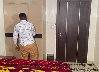 امرأة أفريقية منحنية لمص زب عملاق وجنس يرش