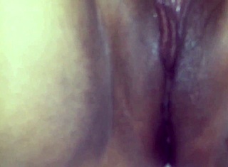 Olyan keményen dörzsölöm a hatalmas klitoriszomat ebben a szélsőséges közelről POV maszturbációban, érzem, hogy az orgazmus épül, ó isten, olyan intenzív