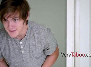 Mačehi Penny Barber in Macy Meadows sta praznična poslastica za deliti! Božični blowjob z tabu zvijačo. 🎅🔥