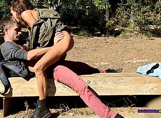 Сексапилна двойка почти хванати да чукат по кучешки в обществен парк.