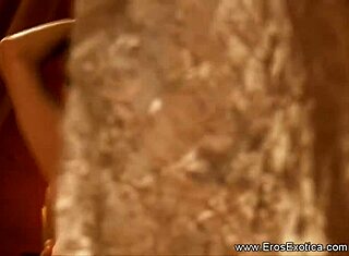 Hun elsker følelsen av hans indiske kuk