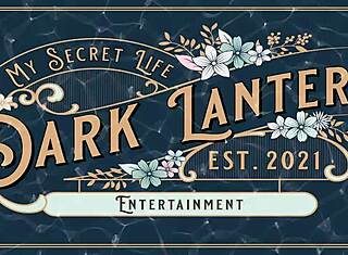 サマンサ・ライアンの初アダルト：大きなスラットが剃毛マンコでセックストイ大好き