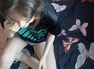 Η ετεροθαλής αδερφή μετακομίζει και λυγίζει σε ρόλπλεϊ