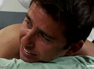 гръдата ts терапевтка намеква за интензивна анална игра с мъж