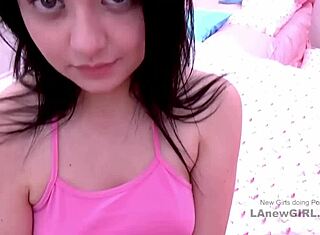 Mostoha nagy farkát keményen szopja a babygirl vad POV jelenetben!