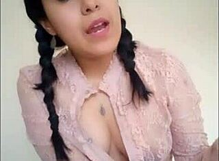 המורה מתמודדת עם ויברטור מוסתר במהלך שיעור קריאה