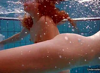 Két forró leszbikus pancsol a medencében együtt