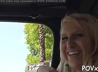 Pieni 18+ tyttö kilpailee suihinottokisassa