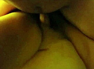 Tlustá amatérská milf se dostane drsně jebaná v psí pozici v domácím videu