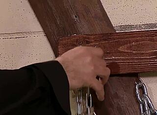 Wanita muda ikut arahan dengan kolar dan rantai