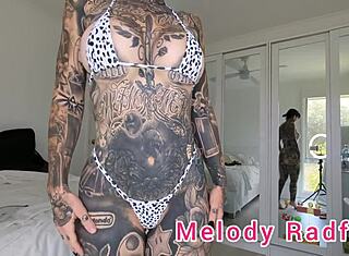 व्हाइट माइक्रो बिकिनी ट्राई-ऑन हॉल मेलोडी राडफोर्ड के साथ।