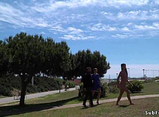 יפה ספרדית עירומה מסתובבת בביטחון בחוף ציבורי