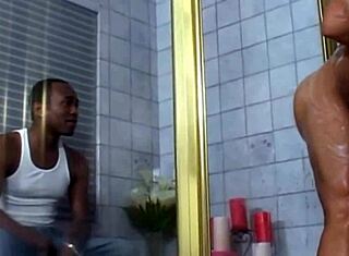 Bustaste ebony babe sa ogromnim sisama i guzama uhvaćene u lezbejskom tuširanju 😍