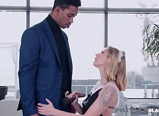 金发18岁女仆穿内衣丝袜打扫房子