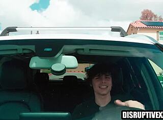 gay家伙在床上按摩时自慰