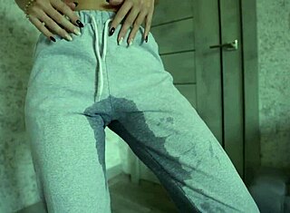 Hej, podívej se na tuhle malou dospívající holku, která zoufale potřebuje čůrat!