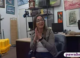 Hot brunette with glasses nailed by pawn man 😏