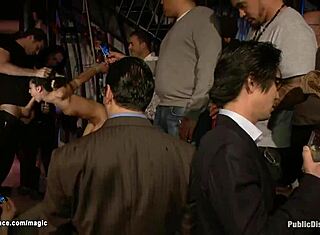 Solbrun brunette skriger under hård public fucking! Kinky bondage med monster pik udendørs!