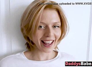 Padrasto provocado pela namorada loira do enteado