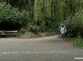 Kötözött szőke keményen baszva az erdőben!