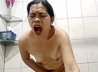 Hé, check Aziatische huisvrouw Miss Bea die haar geile lijf showt en neukt met dikke zwarte dildo!