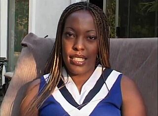 Nampak perempuan ebony seksi menunggang dan dapat pancut muka