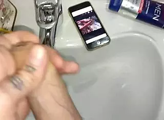 gardener discovers boss's iphone, jerks off in bathroom after finding her xv�deos page while she washes dishes in kitchen