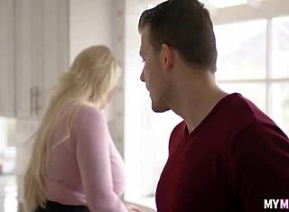 Alura Jenson előrehajol egy kis muff divingra.