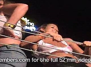 aku nggak percaya cewek-cewek liar itu ngeflash tetek asli selama spring break!