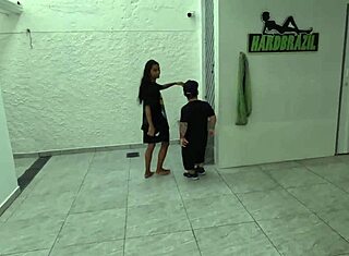 Omule, sunt înnebunit după Jasmine cu ăla scundru în acțiune sălbatică!