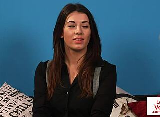 Elegantná babe inštruuje sub chlapa v close-up dominácii