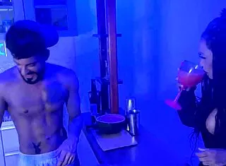 Mamei bem gostoso o barman hisak