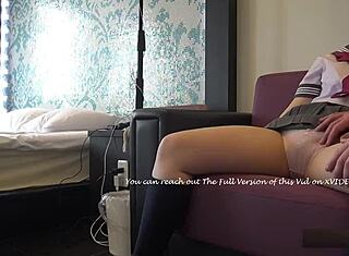 Gatinhas asiáticas de uniforme sem censura na ação de Tóquio