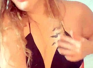 Kuuma blondijumalatar tanssii viettelevästi avonaisissa pikkuhousuissa emäntänä eroottisessa musavideossa