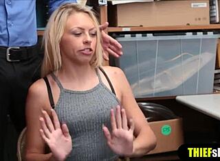 Черт, милую блондинку-воришку жестко оттрахали! 😱