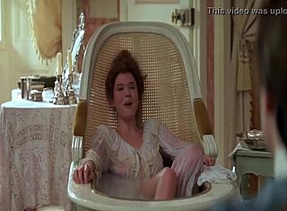 Schau Süße Anka Minetchica einen Schwanz mit beiden Händen bearbeiten beim Casting.