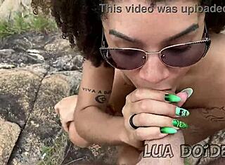 Guias nos levaram pra praia nudista, e eu entrei na orgia nas pedras