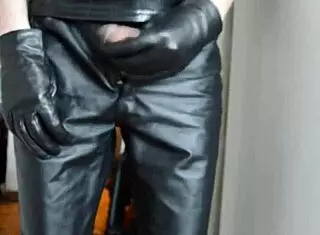 i'm jerking in leather pants