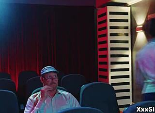 Athena Faris en Ricky Spanish betrapt op neuken in bioscoop.