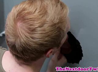 Pasi, nézd, ahogy barebackelünk a gloryhole-nál, tiszta amatőr twink akció!