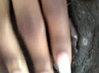 अफ्रीकन ब्यूटी बड़ी चूत से टीज करती है